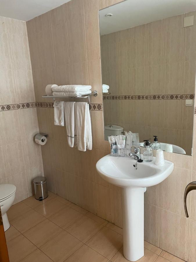 埃尔切 玛丽亚旅馆酒店 外观 照片 A typical bathroom in a hotel