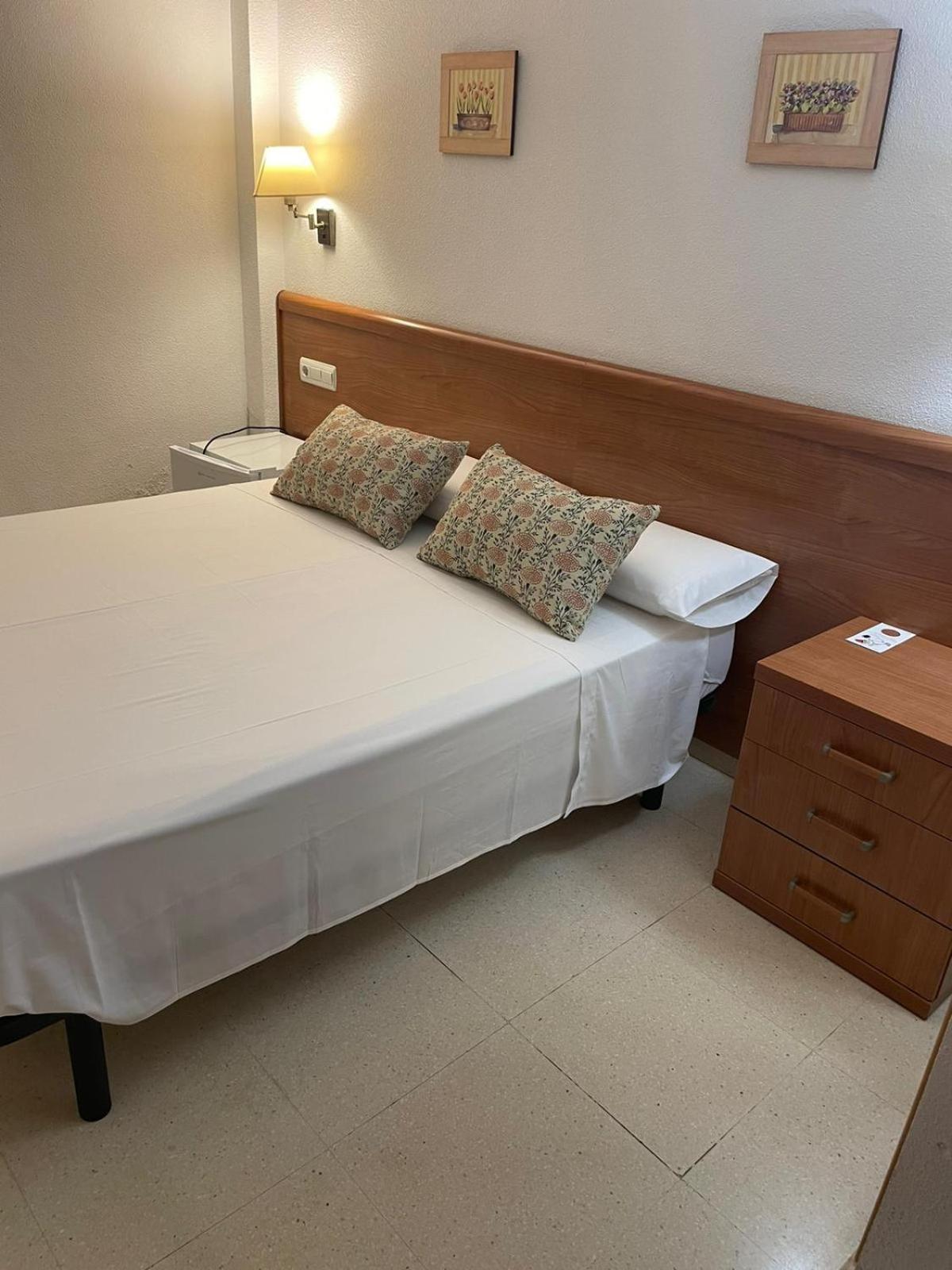 埃尔切 玛丽亚旅馆酒店 外观 照片 A bed with a mattress
